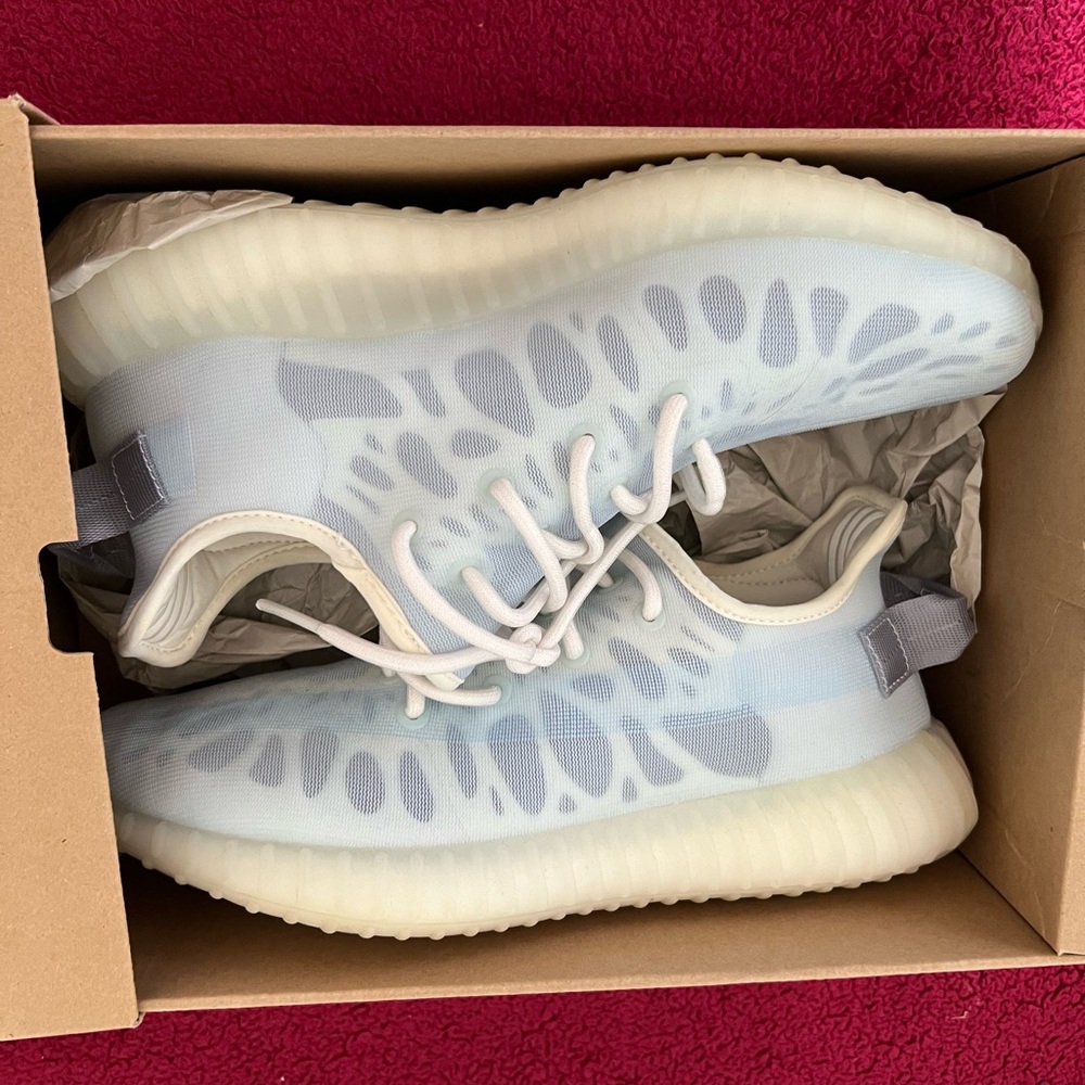 Mono Ice Yeez’ys. Worn 2/3 times. Great condition. No scuffs. Comes w box.